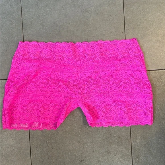 Poster Girl Ava Shorts in Harlot Pink - Picture 3 of 10